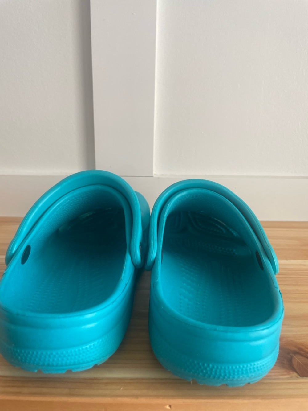 CROCS Women’s Classic Clog in Turquoise - Picture 3 of 4